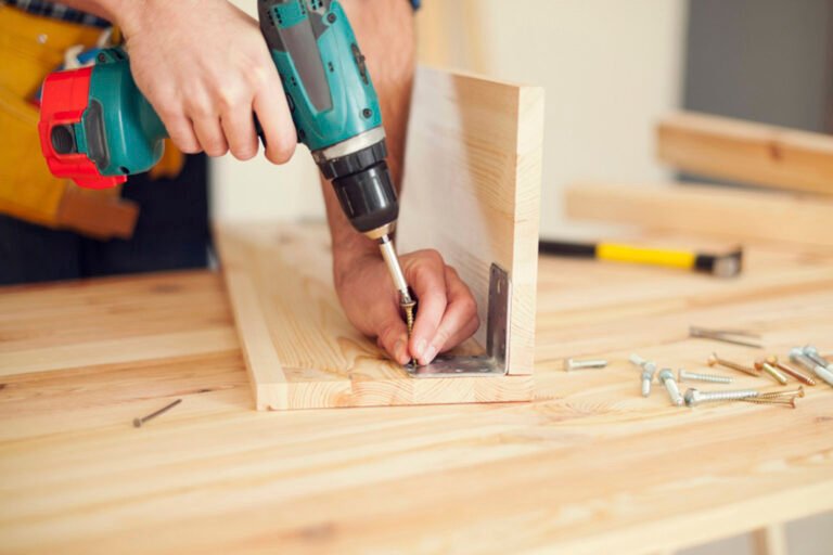 cerca-carpintero-trabajando-taladro2